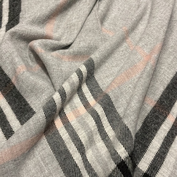 V. FRAAS Women’s Evening Shawl - Picture 2 of 4